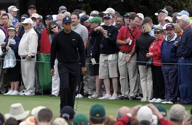 Tiger Woods no mieo do público, em Augusta