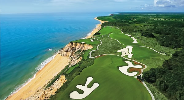 Vista aérea dos buracos 13, 14 e 15 do Terravista Golf Course, em Trancoso, Bahia