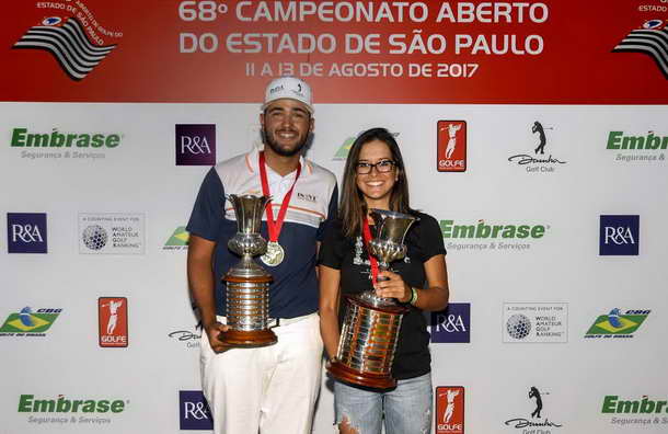 Marcos Negrini e Lauren Grinberg com os trofeus de campeoes do Abeto do Estado de SP